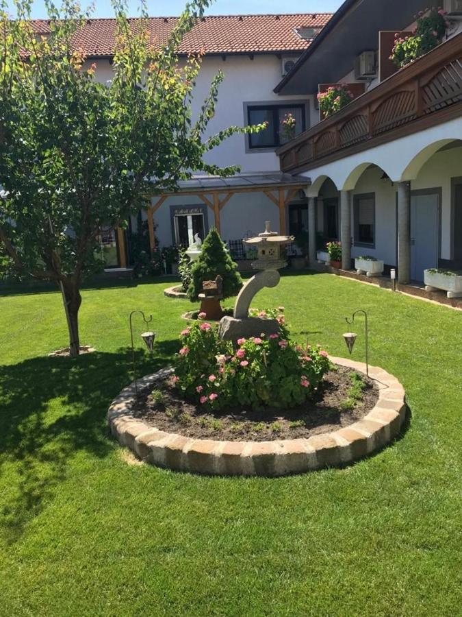 Gästehaus und Weinbau Zur Wiederkehr Strudler Podersdorf am See Exterior foto