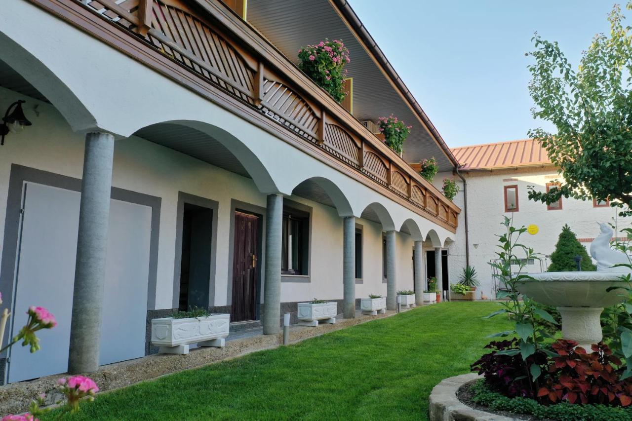 Gästehaus und Weinbau Zur Wiederkehr Strudler Podersdorf am See Exterior foto