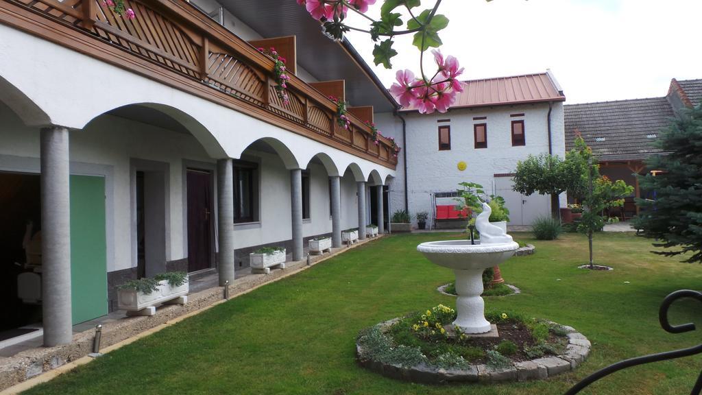 Gästehaus und Weinbau Zur Wiederkehr Strudler Podersdorf am See Exterior foto