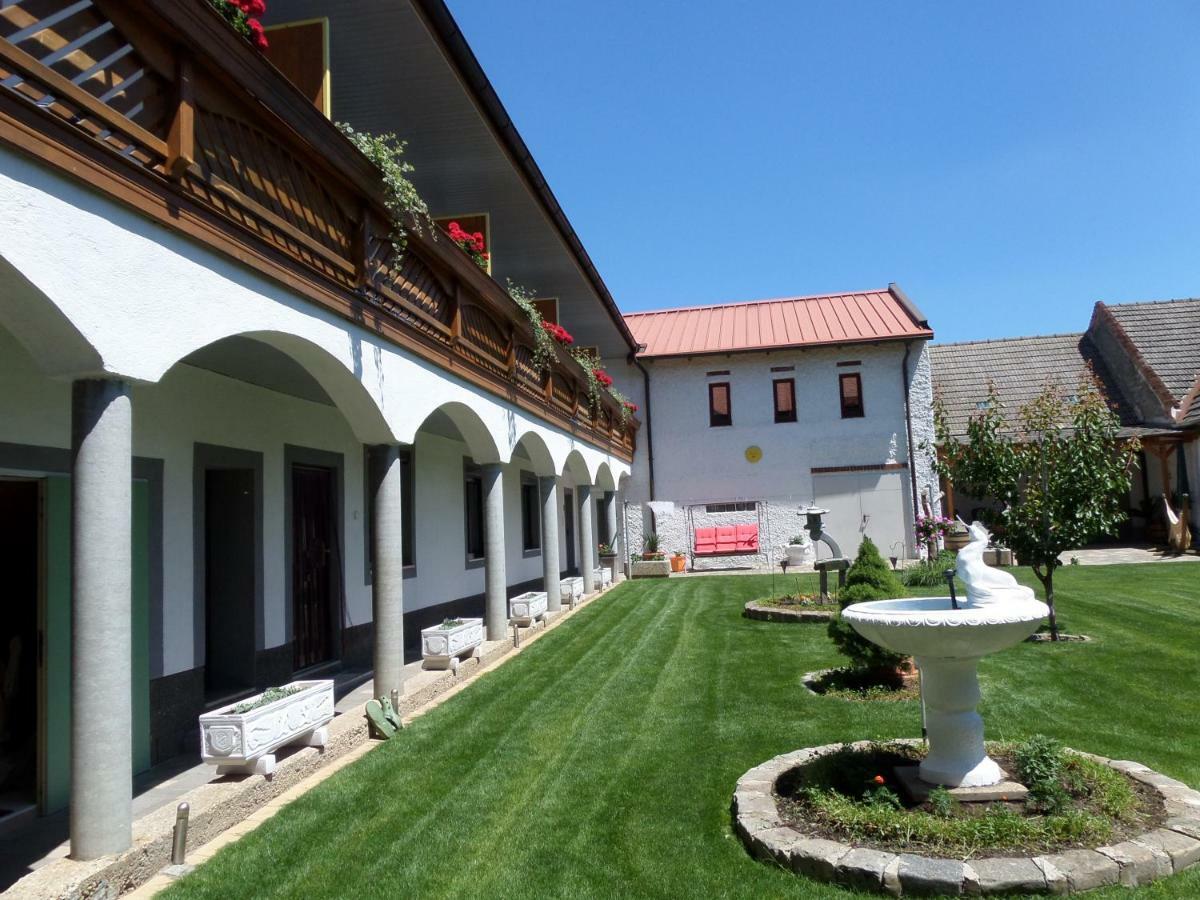 Gästehaus und Weinbau Zur Wiederkehr Strudler Podersdorf am See Exterior foto